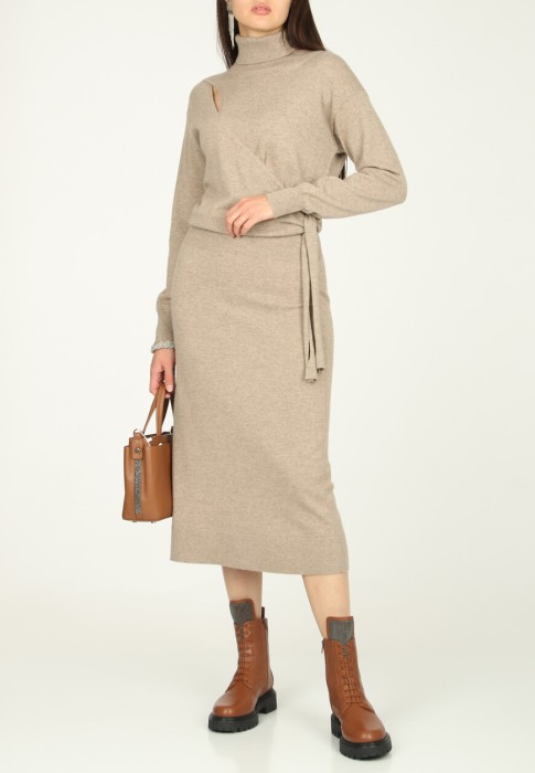 платье  по цене 140630 руб вид справа