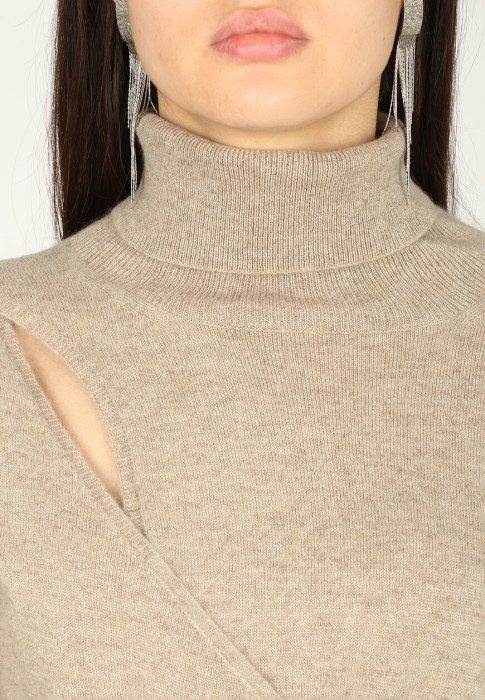 Товар бежевого цвета с внутренней стороны