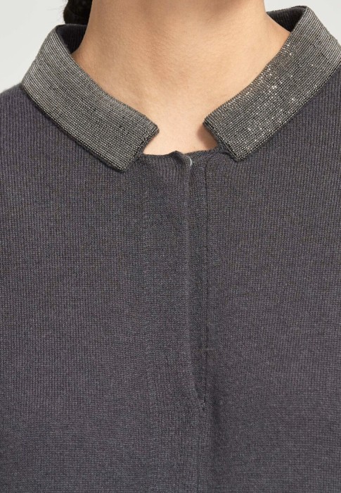 Товар серого цвета с внутренней стороны