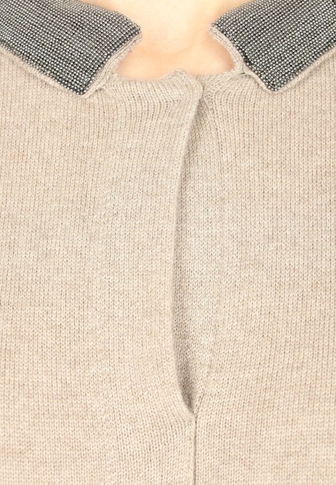 Товар бежевого цвета с внутренней стороны