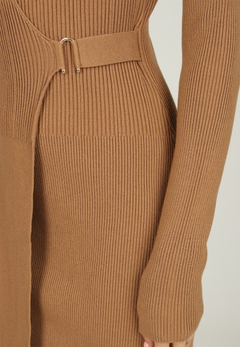 Товар коричневого цвета с внутренней стороны