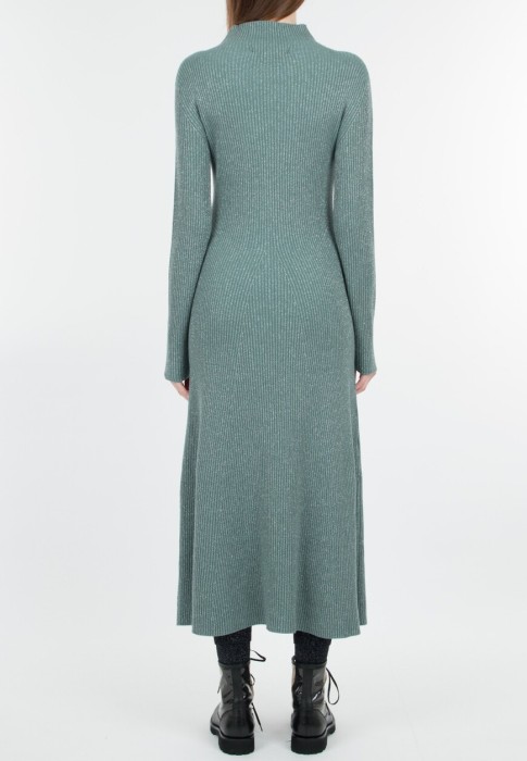 Товар зеленого цвета с внутренней стороны