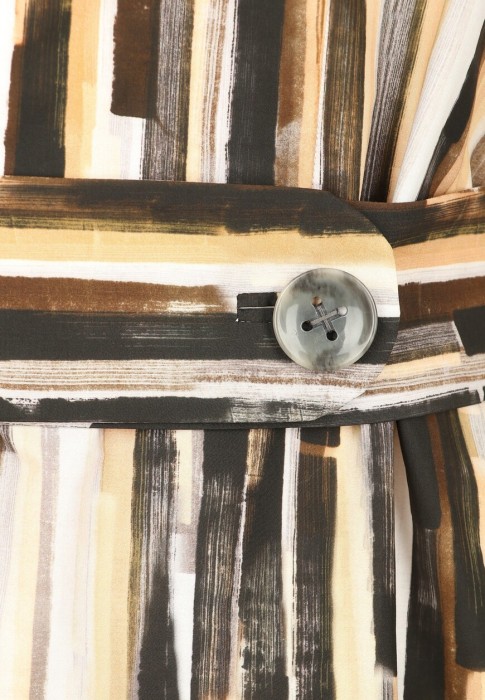 Товар бежевого цвета с внутренней стороны