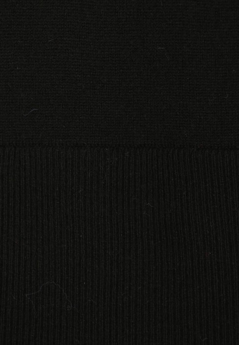 Товар черного цвета с внутренней стороны