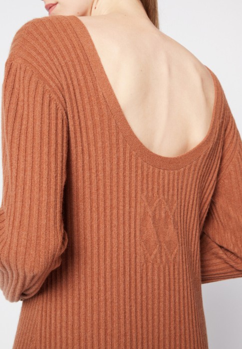 Товар коричневого цвета с внутренней стороны