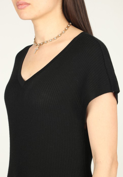 Товар черного цвета с внутренней стороны