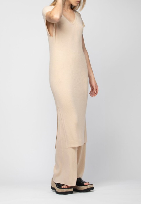 Товар коричневого цвета с внутренней стороны