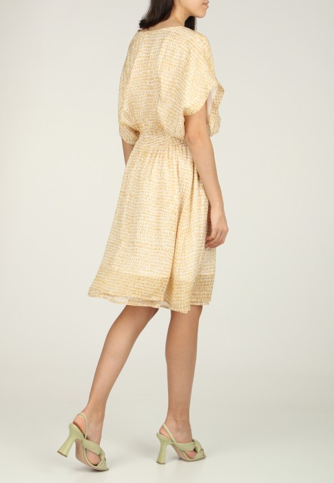 Товар бежевого цвета с внутренней стороны