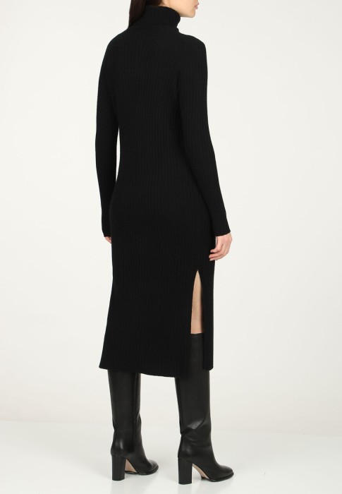 Товар черного цвета с внутренней стороны