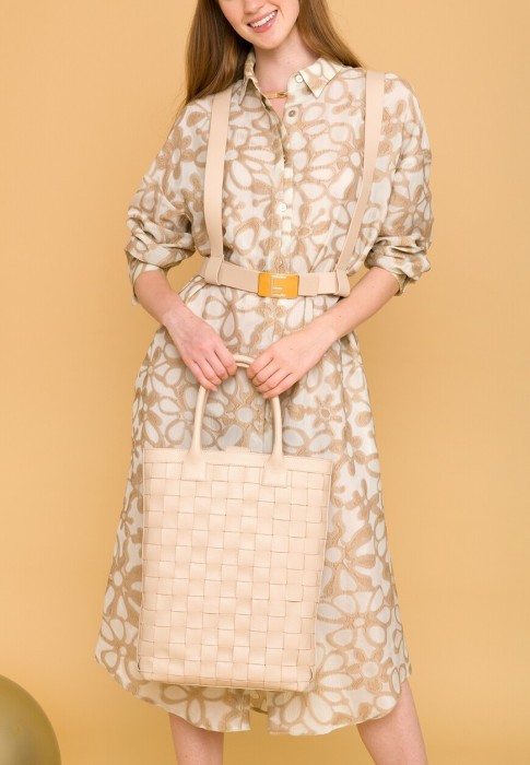 Товар бежевого цвета с внутренней стороны