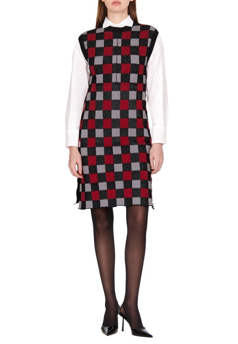 Товар красного цвета с внутренней стороны