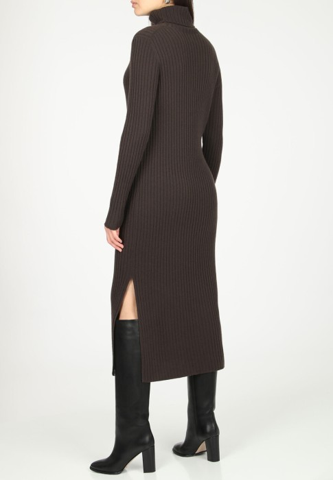 Товар коричневого цвета с внутренней стороны