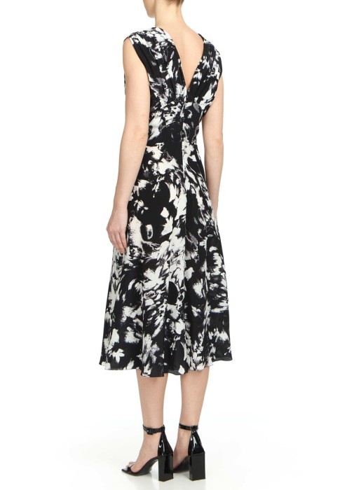 Товар черного цвета с внутренней стороны