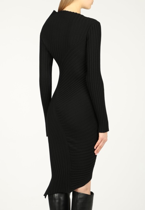 Товар черного цвета с внутренней стороны