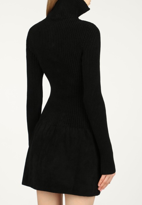 Товар черного цвета с внутренней стороны