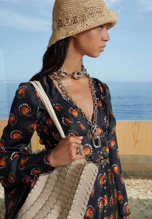 Товар черного цвета с внутренней стороны