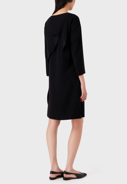 Товар черного цвета с внутренней стороны