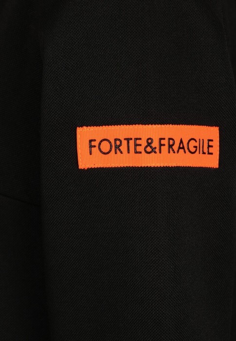 Товар черного цвета с внутренней стороны