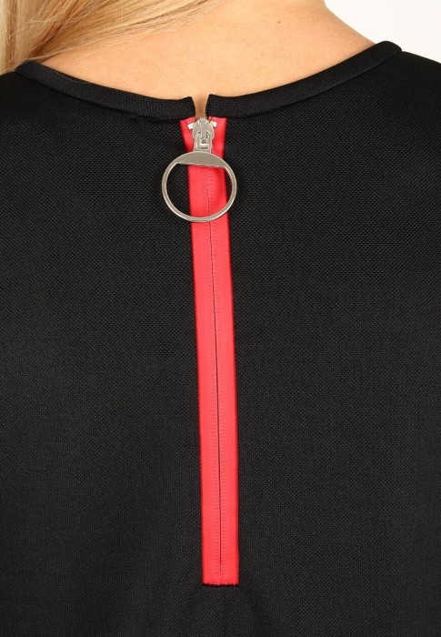 Товар черного цвета с внутренней стороны