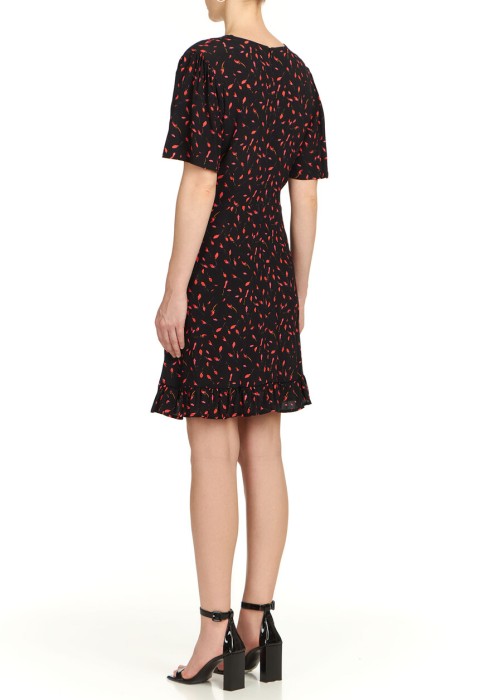 Товар черного цвета с внутренней стороны