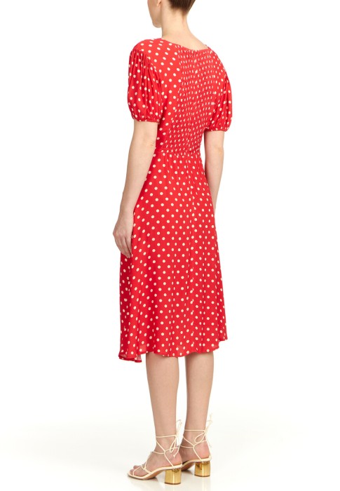 Товар красного цвета с внутренней стороны