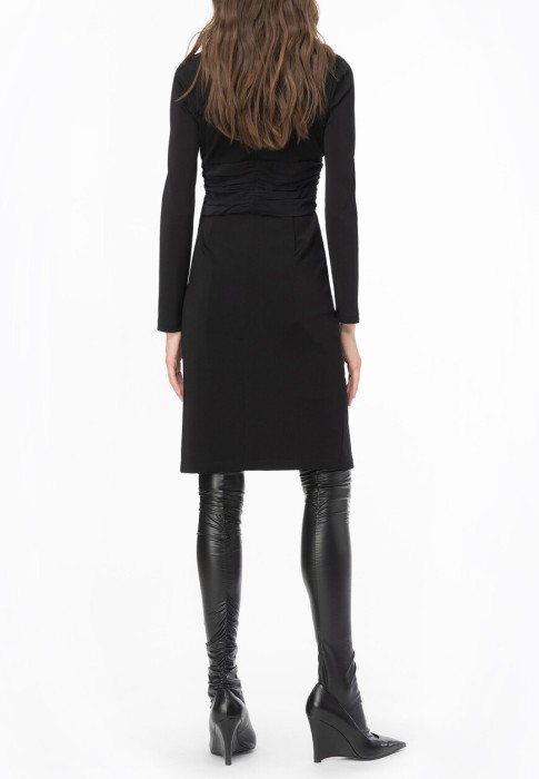 Товар черного цвета с внутренней стороны