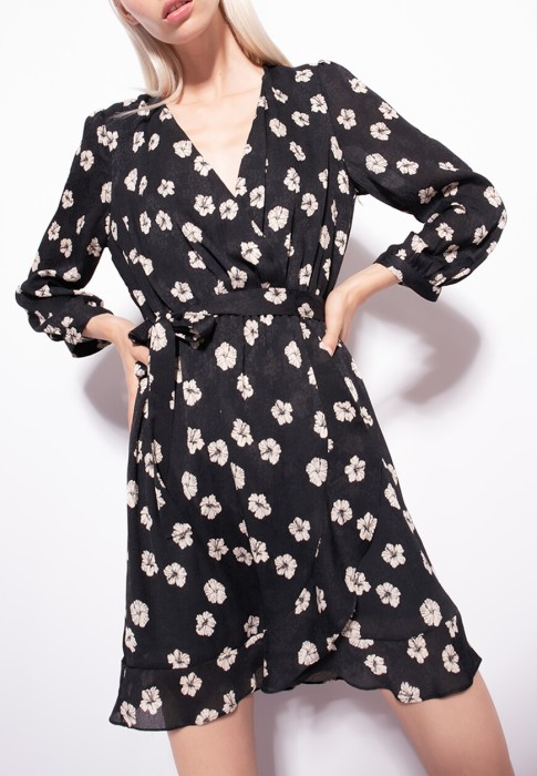 Товар черного цвета с внутренней стороны