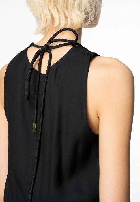 Товар черного цвета с внутренней стороны