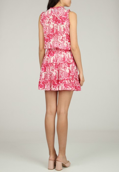 Товар красного цвета с внутренней стороны