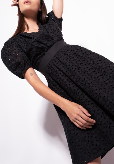 Товар черного цвета с внутренней стороны