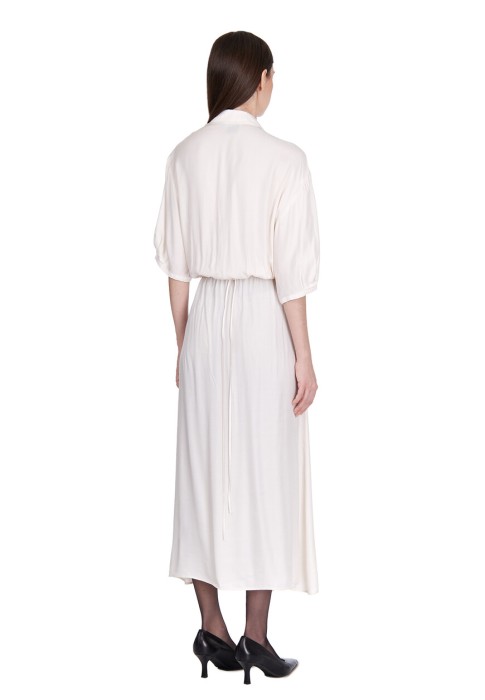 Товар бежевого цвета с внутренней стороны