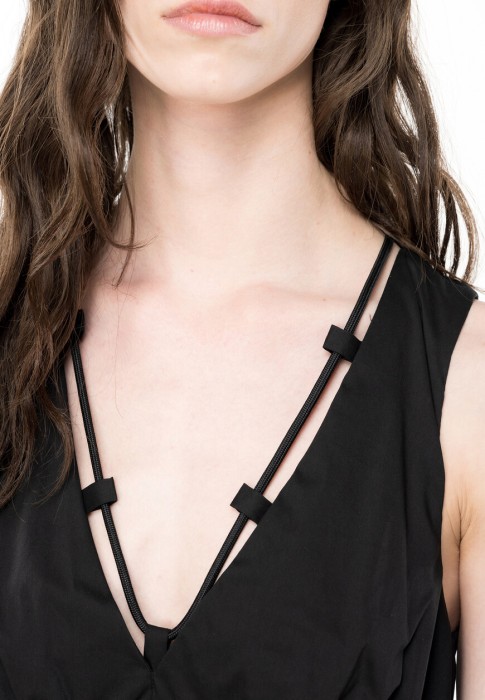 Товар черного цвета с внутренней стороны