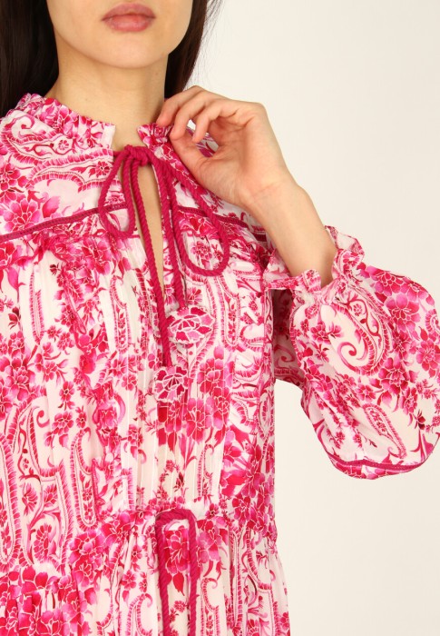 Товар красного цвета с внутренней стороны