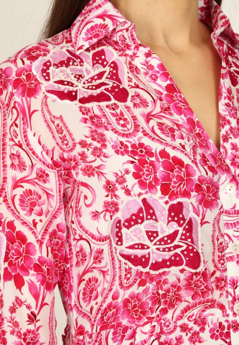 Товар красного цвета с внутренней стороны