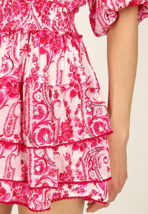 Товар красного цвета с внутренней стороны