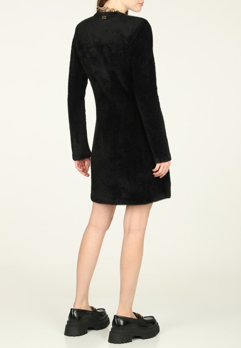 Товар черного цвета с внутренней стороны