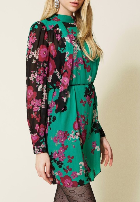 Товар зеленого цвета с внутренней стороны