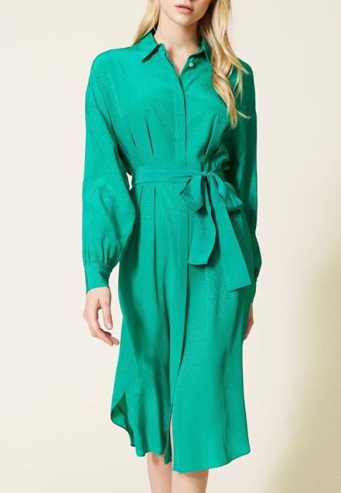 Товар зеленого цвета с внутренней стороны