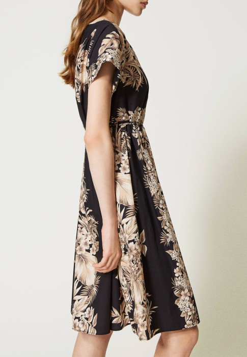 Товар черного цвета с внутренней стороны