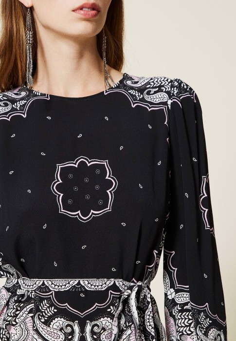 Товар черного цвета с внутренней стороны