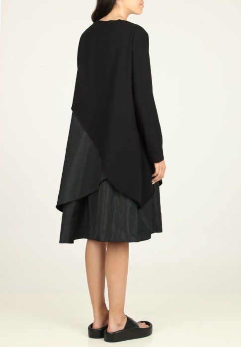 Товар черного цвета с внутренней стороны