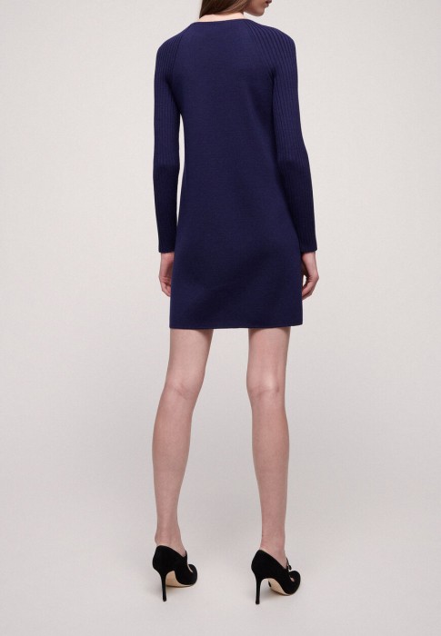 Товар синего цвета с внутренней стороны