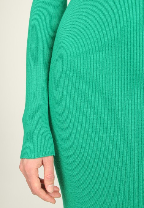 Товар зеленого цвета с внутренней стороны