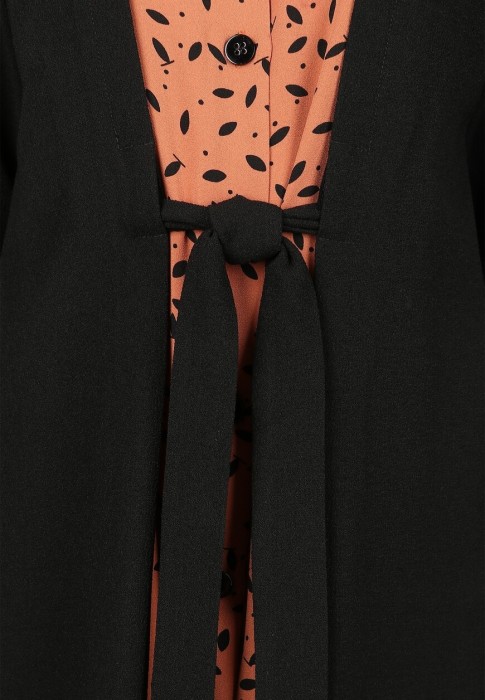 Товар черного цвета с внутренней стороны