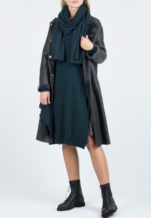 Товар зеленого цвета с внутренней стороны