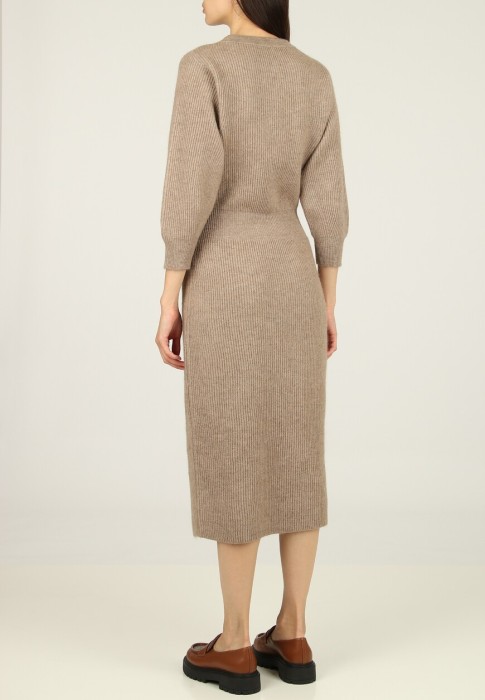 Товар коричневого цвета с внутренней стороны