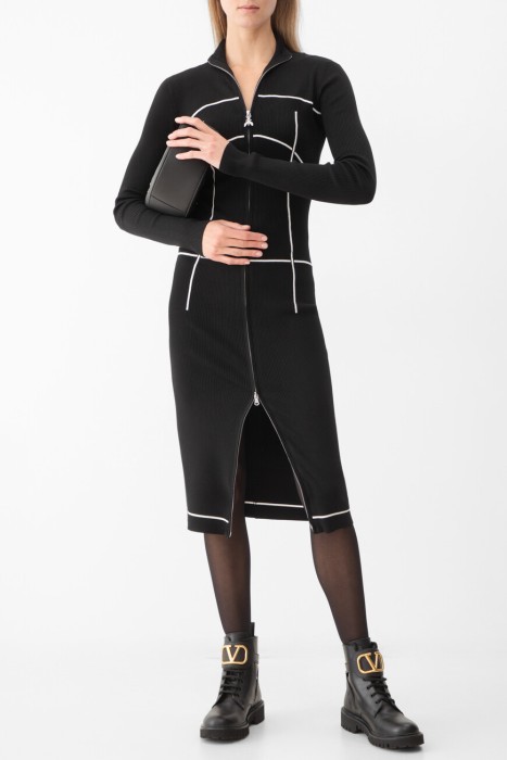 Товар черного цвета с внутренней стороны