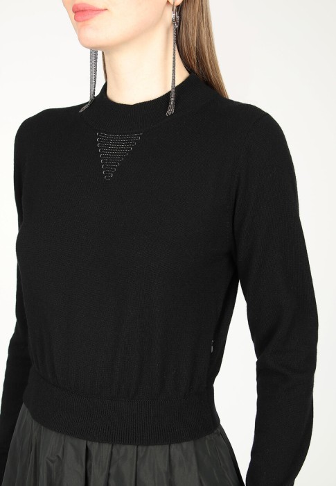 Товар черного цвета с внутренней стороны