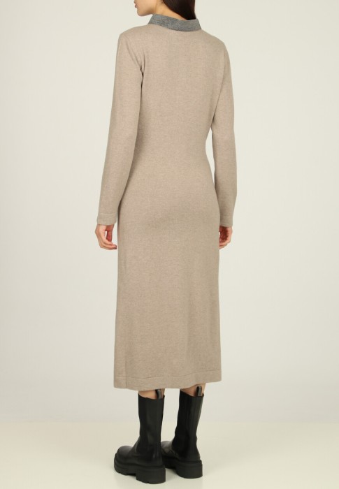 Товар коричневого цвета с внутренней стороны