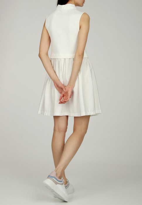 Товар белого цвета с внутренней стороны